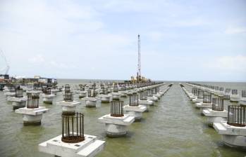 Algunas de las hileras de pilones instalados en Puerto Antioquia para montar la plataforma. FOTO: Cortesía