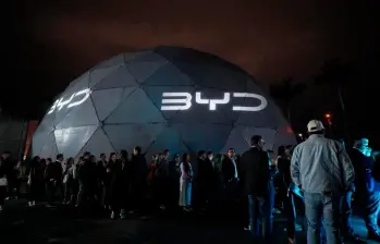 BYD denunció que los aranceles impuestos por Estados Unidos no tienen sustento legal y distorsionan la competencia, en medio de una escalada comercial entre ambas potencias. FOTO: xINHUA