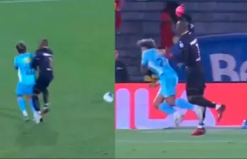 El futbolista Andrés Roa fue tumbado dentro del área de Santa Fe por el arquero Andrés Mosquera Marmolejo. Los jueces no intervinieron en la jugada. Foto: captura de pantalla tomada del x de @ElVarCentral