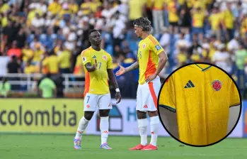 La nueva camiseta de la Selección Colombia cambiaría los detalles naranjados a colores azul y rojo como la bandera nacional. Fotos: Getty Images y FootyHeadliners