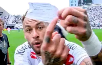 Neymar muestra con indignación un papel manuscrito al cuerpo arbitral para demostrar que el técnico Cuca había solicitado la salida de Gonzalo Escobar y no la suya. Al final, el cambio no pudo revertirse. FOTO CAPTURA VIDEO