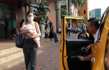 Una de las beneficiarias a punto de abordar uno de los taxis que prestarán el servicio. FOTO: Cortesía Alcaldía