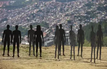 Siluetas de personas son utilizadas para conmemorar a las víctimas en La Escombrera, en la Comuna 13 de Medellín, donde continúan las labores de remoción de tierra. FOTO Manuel Saldarriaga 