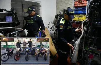 Adelante, las motos recuperadas y el capturado. Atrás uno de los despiezaderos encontrados. FOTO: Cortesía