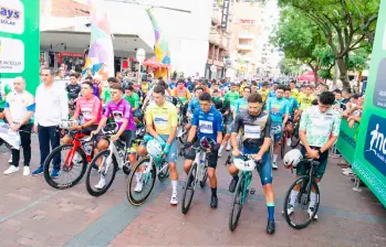 Los corredores de la Vuelta hicieron una pausa competitiva. La sexta etapa no se disputó debido a la contingencia que se vive por el sismo. La caravana se trasladó a Jericó. FOTO: CORTESÍA FEDECICLISMO