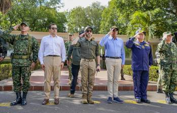 El jefe de Estado junto a los ministros Rodrigo Lara (Interior) y el general (r) Jorge Eduardo Mora López (Defensa). Foto: Fuerzas Militares