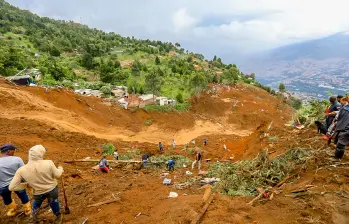 Más de 200 personas trabajan sin descanso en la búsqueda de desaparecidos, en medio de un terreno aún inestable. FOTO: ESNEYDER GUTIÉRREZ