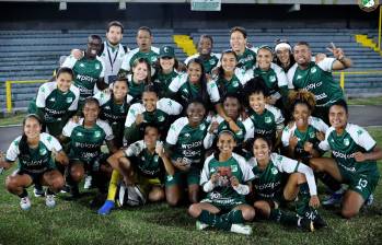 El equipo del Deportivo Cali femenino, dirigido por Jhon Alber Ortiz, tras vencer 2-0 a Santa Fe en ‘El Campín’. FOTO: CUENTA DE X @CaliFemenino