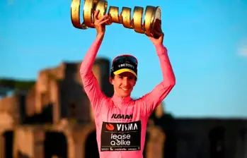 El ciclista británico Simon Yates levantó el título del Giro de Italia en 2025, después de tener una muy buena última semana. Venció a Isaac del Toro. Foto: Getty