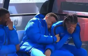 La risa de Kylian Mbappé en la banca durante el amistoso entre Francia y la Selección Colombia. FOTO: Captura de video 