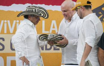 En octubre de 2024 el presidente Gustavo Petro compartió tarima con el exjefe paramilitar Salvatore Mancuso, en Montería. Prometió una mesa de diálogos con AUC e incumplió. FOTO presidencia 