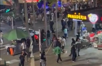 Protestas en las afueras de la estación Metro del estadio por parte de hinchas de Nacional. Foto: captura de video