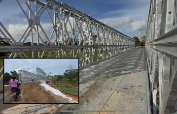 Adelante, usuarios cruzando el puente. Atrás, aspectos de la estructura de 49 metros. FOTO: Cortesía e imagen tomada de redes