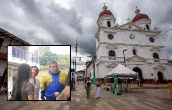 Adelante, algunos de los involucrados en la trifulca dentro del colegio. Atrás, parque de Rionegro, municipio donde ocurrieron los hechos. Foto: EL COLOMBIANO