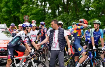 Tras la reanudación, los favoritos al título al Giro, recorrieron el resto del recorrido de este jueves con más calma. FOTO: Tomada de X @giroditalia