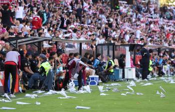 Aficionados del Rayo Vallecano protestaron en su estadio lanzando aviones de papel al terreno de juego. Foto: AFP
