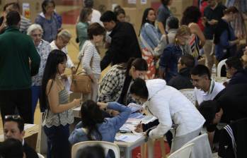 Los colombianos se acercan en las urnas en una jornada de irá desde las 8 de la mañana a las 4 de la tarde. FOTO: Camilo Suárez. 