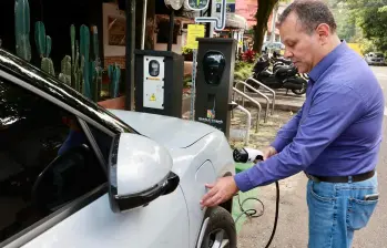 Una de las estaciones de carga para vehículos eléctricos de la primera red pública ubicada en Envigado. Foto: cortesía.