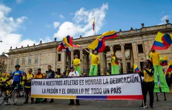 Los deportistas, entrenadores, padres de familia y dirigentes llegaron hasta la Plaza de Bolívar de Bogotá para pedir un presupuesto digno para el deporte en 2026. FOTO COLPRENSA 
