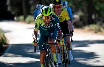 El colombiano Daniel Felipe Marínez (uniforme verde), corredor del Bora, es segundo en la clasificación general de Giro de Italia. FOTO TOMADA @BORAhansgrohe