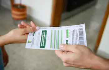 En los 125 municipios de Antioquia, la Gobernación ya comenzó a repartir 550.000 facturas de la tasa de seguridad. FOTO: Cortesía Gobernación
