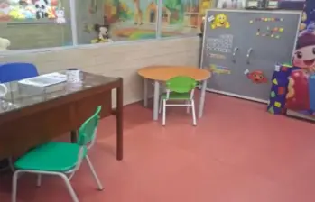 Imagen compartida en el Concejo de Envigado que muestra el puesto de estudio de una estudiante con síndrome de Down, excluida de sus compañeros. FOTO: imagen tomada de redes.