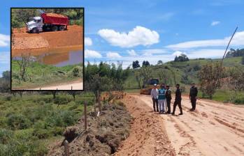 Adelante, volqueta vertiendo tierra sobre el lago. Atrás, intervención de Corantioquia. FOTO: Cortesía e imagen tomada de redes.