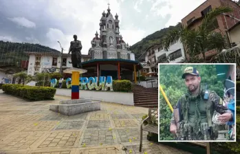 Atrás, parque de San Andrés de Cuerquia. Adelante, quien sería alias Manati. Foto: Manuel Saldarriaga Quintero e imagen tomada de redes.