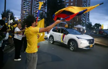 En diversas ciudades se han dado aglomeraciones de ciudadanos celebrando la victoria de Abelardo de la Espriella. Foto: Camilo Suárez