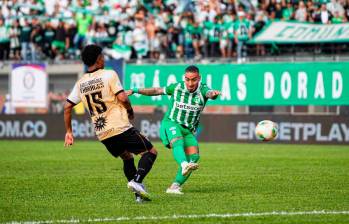 Cristian Arango salió del duelo ante Águilas tras perder el conocimiento en un choque de cabezas con el defensor Diego Hernández. FOTO COLPRENSA 