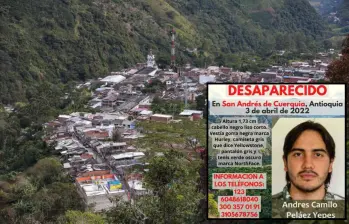 Adelante, el ingeniero Camilo Pélaez Yepes, desaparecido. Atrás, el municipio de San Andrés de Cuerquia. Foto: Manuel Saldarriaga Quintero