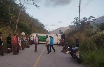 Así quedó el bus accidentado cerca del sector El Bombillo d la vía que lleva a Ituango. FOTO: Tomada de redes sociales