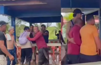 En pleno operativo, la comunidad llegó y resguardó al disidente. Foto: captura de video