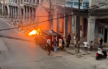 Los residentes de La Habana han tomado una vía desesperada: incendiar las toneladas de basura acumuladas en esquinas y parques para mitigar la inacción de las autoridades. FOTO: Captura de video de redes sociales 