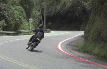 Según las autoridades, las líneas rojas se encuentran en curvas peligrosas, intersecciones y otros puntos de alto riesgo. FOTO: Tomada de redes sociales @ConLaPintada