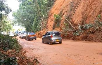 Tramo vial de la Autopista Medellín-Bogotá afectado por derrumbes. FOTO: imagen tomada de redes sociales