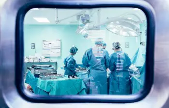 Las enfermeras relataron a la policía numerosos comportamientos extraños e indebidos que les sorprendieron durante la operación a una paciente por parte del médico cirujano. FOTO: Getty