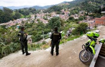 El refuerzo de la presencia policial hace parte de la estrategia para conjurar la violencia en la zona afectada por las bandas. FOTO: JAIME PÉREZ