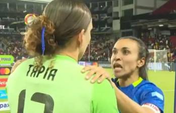 Marta Da Silva tuvo un noble gesto con la portera colombiana Katherine Tapia luego de la final de la Copa América. Foto: Captura de video