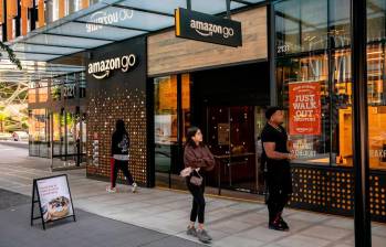 Las supuestas sofisticaciones de las tiendas Amazon Go resultaron siendo embustes, según un medio noticioso internacional. Foto: Getty.