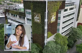 Adelante, la directora del Área Metropolitana del Aburrá, Paula Palacio Salazar. Atrás, fachada del edificio.Foto: Juan Antonio Sánchez Ocampo y cortesía.