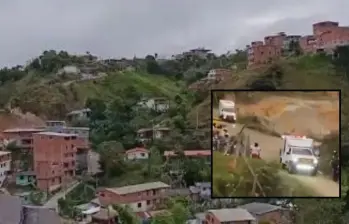 Adelante, las ambulancias trasladando a los soldados heridos. Atrás, la vereda donde se dio el ataque. FOTO: imágenes tomadas de redes.