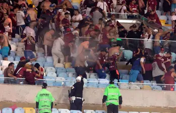 Esta es una de las imágenes que se han compartido en redes sociales sobre los desmanes en la tribuna visitante en el estadio Maracaná de Brasil. FOTO GETTY 