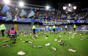 Así lucía la grama de El Campín tras la lluvia de tenis en señal de protestas por parte de los hinchas. FOTO: @chirilatino