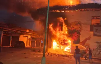 La sede del Comité de Cafeteros de Balboa fue la que se llevó el mayor impacto con la explosión del vehículo. FOTO: Tomada de X @GermanBahamon