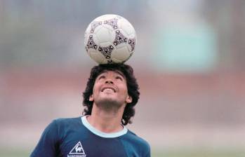 Diego Armando Maradona con el balón Azteca, el que se usó en México 86. FOTO AFP