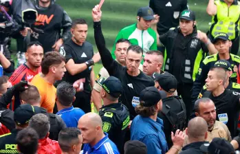 El arquero Washington Aguerre recibió tarjeta roja por parte del juez Wilmar Roldán cuando ingresaba a los camerinos. Foto: Manuel Saldarriaga