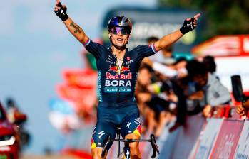 Primoz Roglic ya mira desde lo más alto en la Vuelta a España. Logró este viernes su triunfo 14 en el historial de esta carrera. FOTO: Tomada de X @Lavuelta