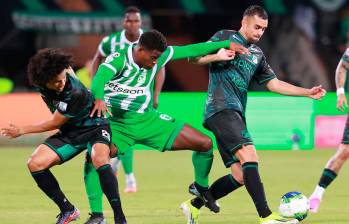 Andrés Sarmiento celebra su tanto, en la victoria parcial de Atlético Nacional en el Atanasio Girardot al Deportivo Cali por la séptima fecha de la Liga BetPlay. FOTO MANUEL SALDARRIAGA