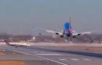 Un avión comercial y un jet privado casi colisionan en el aeropuerto internacional de Chicago, sin embargo, una maniobra de uno de los pilotos evitó una tragedia. Foto: Captura de video